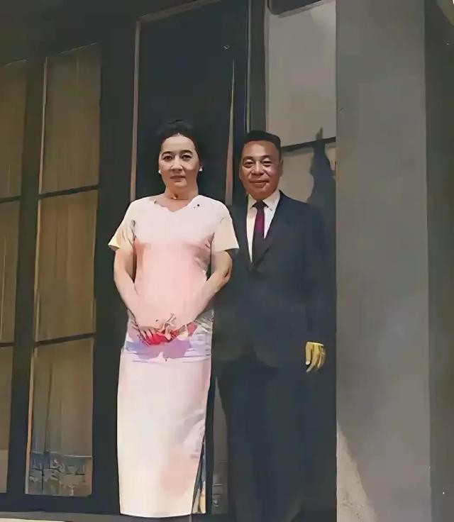 8868体育注册-这才是宋美龄和继子蒋经国的一张真实合影，都是真人的容貌